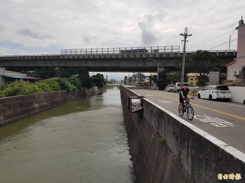 苗栗縣竹南鎮龍鳳漁港聯外道路拓寬興建工程，工程期間，龍江街僅供車輛進漁港。（資料照）