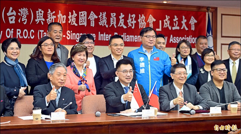 立法院「中華民國（台灣）與新加坡國會 議員友好協會」成立大會4日舉行，發起人國民黨立委江啟臣（前排左二）率多位立委合影。（記者廖振輝攝）