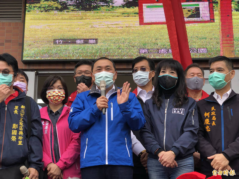 侯友宜表示，事發第一時間已增加公車接駁量，協助疏運乘車民眾。（記者周湘芸攝）