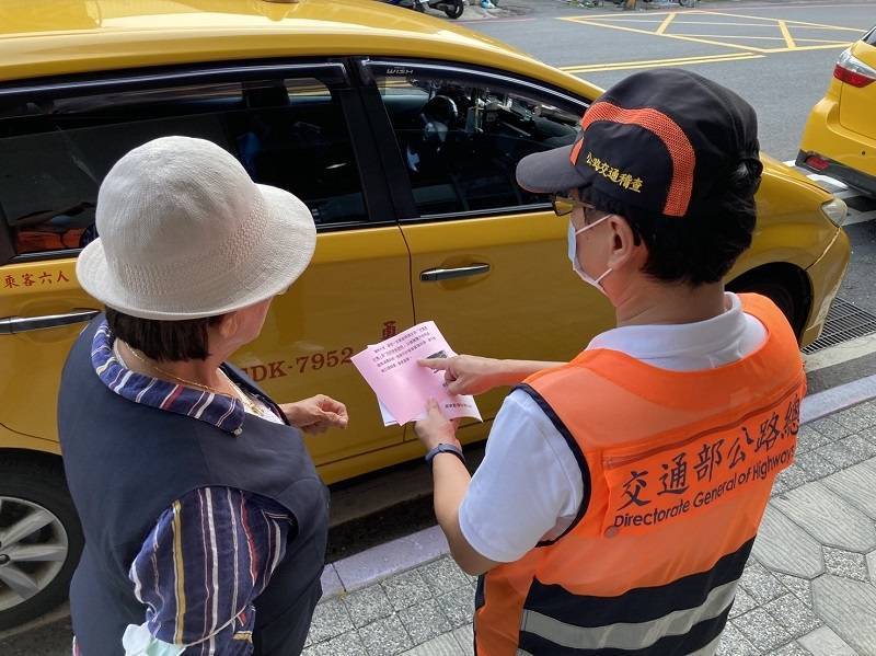 屏東監理站人員向計程車司機及乘客宣導，務必按表收費，以免產生紛爭。（屏東監理站提供）