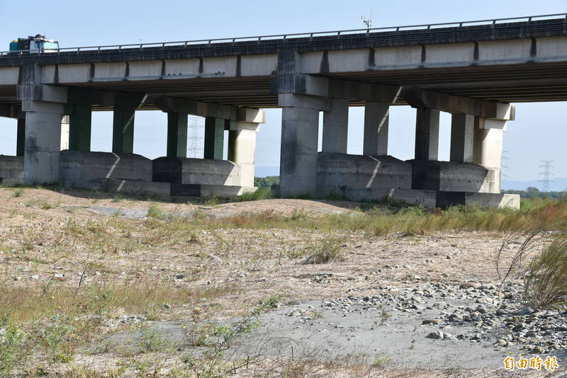 國道1跨越濁水溪的中沙大橋橋墩基樁嚴重裸露，影響行車安全，耐洪、耐震改善工程今天動土。（記者黃淑莉攝）