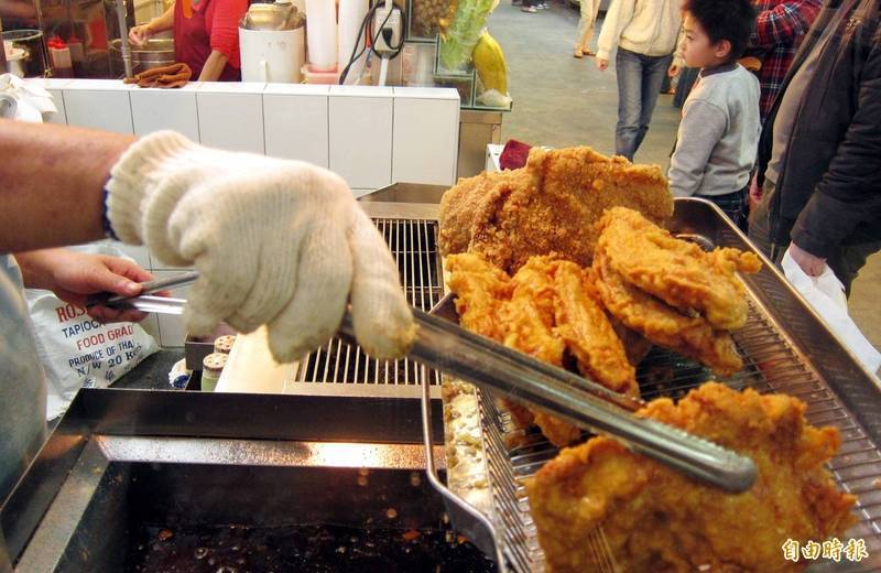 豬肉將在明年強制標示原產地，養雞業者與養雞協會希望雞肉也有，讓消費者多一點選擇權。（資料照）