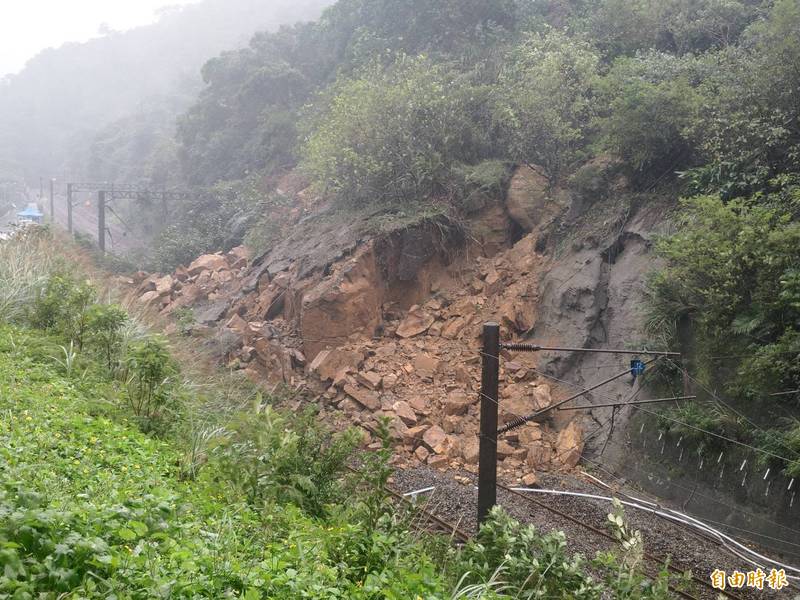 連日大雨，台鐵瑞芳－猴硐路段邊坡土石侵入鐵軌。（資料照）