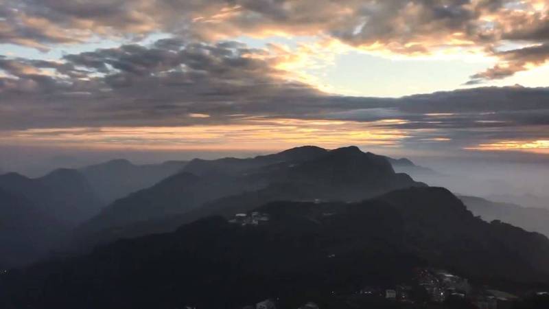英媒駐台記者Nicola Smith今日在社群網站上分享她登上阿里山遠眺的景色。日落的阿里山，金黃色的陽光穿透雲層灑落，美得令人屏息。（圖擷取自推特＿@niccijsmith）