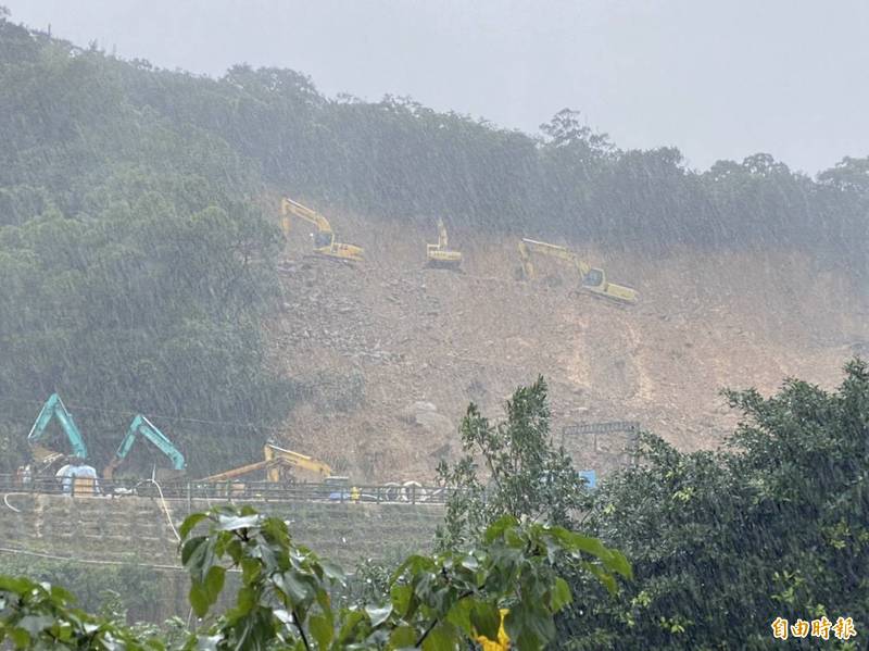 台鐵瑞芳至猴硐站間因連日豪大雨，4日上午發生大規模走山，東部幹線交通中斷，台鐵出動怪手加速清運土方。（記者俞肇福攝）