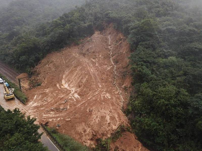 台鐵猴硐至瑞芳段間因連日豪雨來襲無法通行，北、東往來鐵路形同中斷。（圖由台鐵提供）