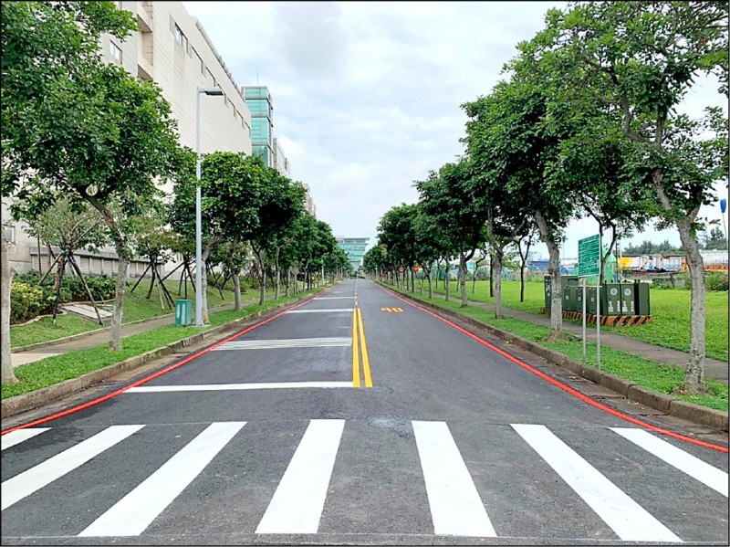 工業區道路整修後煥然一新，圖為林口工業區科技七路。（工務局提供）