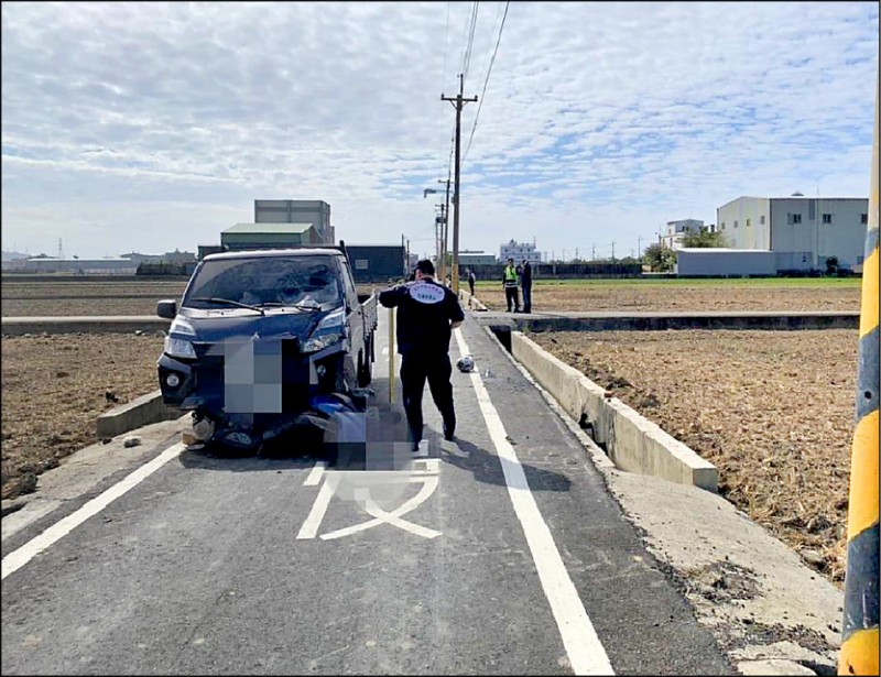 台中龍井中華路2段280巷內一處路口，昨天發生
貨車撞上機車意外。 （記者陳建志翻攝）