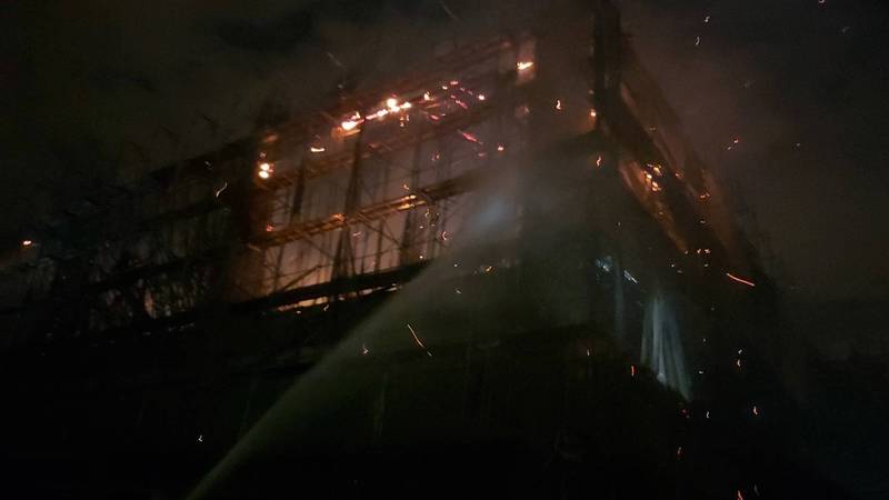 台中市梧棲區關連工業區一家塑膠公司新建廠房,深夜起火,火勢猛烈。(記者歐素美翻攝) 台中市梧棲區關連工業區一家塑膠公司新建廠房,深夜起火,火勢猛烈。(記者歐素美翻攝)