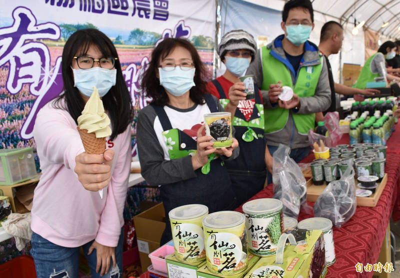 楊梅區農會「有仙則茗」仙草系列產品在桃園仙草花節活動市集熱賣，其中仙草、火龍果霜淇淋最受歡迎。（記者李容萍攝）