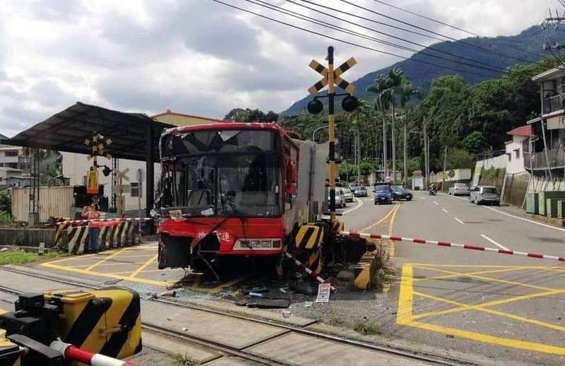 總達客運吳姓司機開車行經集集鎮中山路的平交道時，因未減速接近平交道時煞車不及而闖越平交道，撞到已放下之遮斷器，與石虎列車發生碰撞。（資料照）