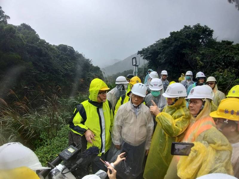 台鐵瑞芳至猴硐站發生大規模坍方，台鐵人員連日冒雨搶通，行政院長蘇貞昌上午8點半低調前往視察搶通工程進度，並向台鐵工程人員鞠躬致意。（圖擷取自工程會主委吳澤成臉書）