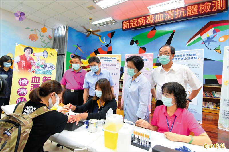 今年六月，台大公共衛生學院與彰化縣衛生局合作，共同進行「新冠病毒血清抗體檢測」。（資料照，記者張聰秋攝）