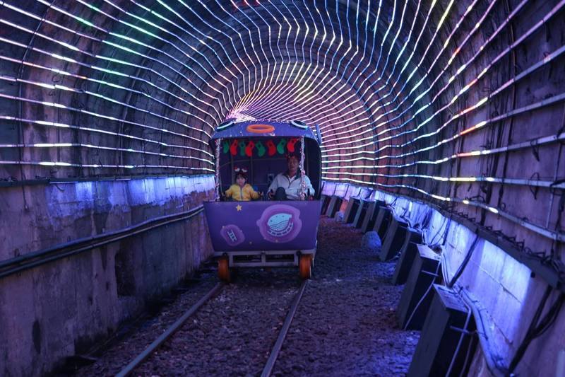 深澳鐵道自行車迎接耶誕節，推出耶誕主題燈飾隧道。（觀旅局提供）