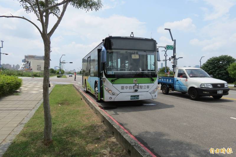 中市府明年編30億元公車補助，市議員建議捷運要通車，補助要通盤檢討，不要一直補助。（記者蘇金鳳攝）