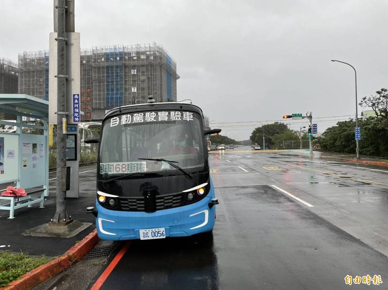 新北市政府今年3月起在淡海新市鎮進行「無人智慧駕駛電動巴士」測試,路線編號為「168」。(記者陳心瑜攝) 新北市政府今年3月起在淡海新市鎮進行「無人智慧駕駛電動巴士」測試,路線編號為「168」。(記者陳心瑜攝)