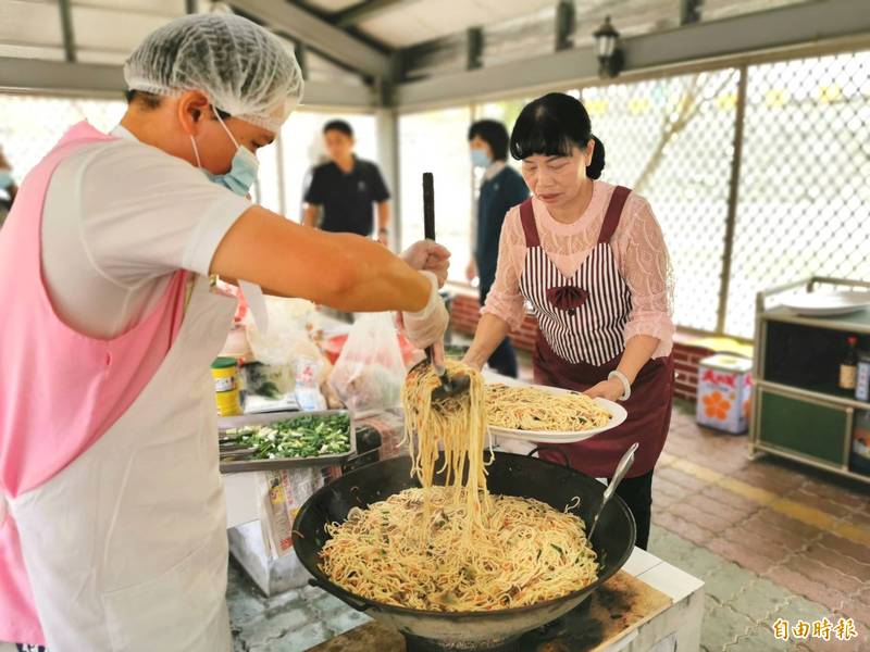 明德外役監傳統小吃技訓成果發表，收容人展現苦學的廚藝。（記者吳俊鋒攝）