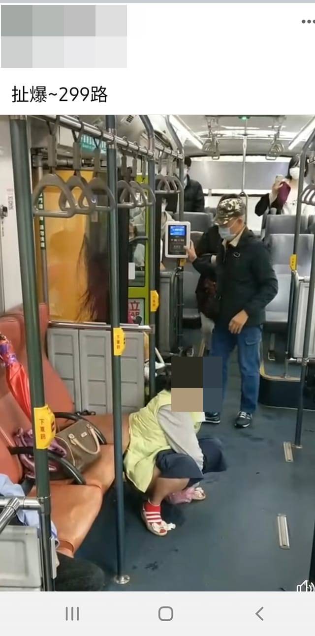 有民眾爆料，台北299路公車有乘客當眾脫褲排尿。（翻攝爆料公社公開版）