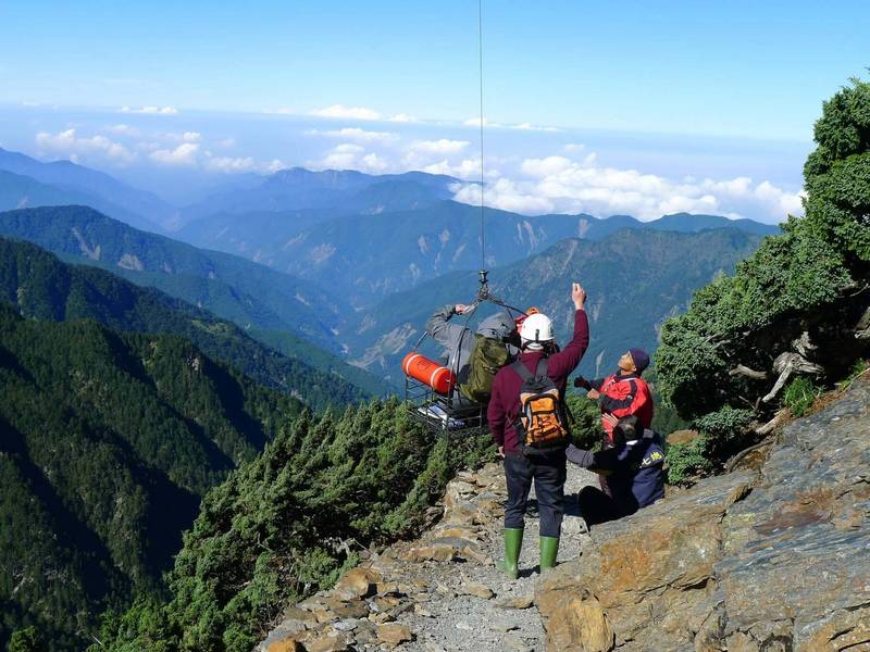 玉山國家公園今年山難暴增，玉管處提醒登山應做好裝備、體能準備，並強烈呼籲不要獨攀，避免登山出意外時沒人通報、急救。（圖由玉管處提供）