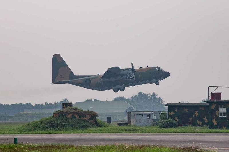 空軍出動C-130H型運輸機，飛往南部地區水庫集水區上空，以潑灑清水方式執行「人工增雨」作業。（空軍第6混合聯隊提供）