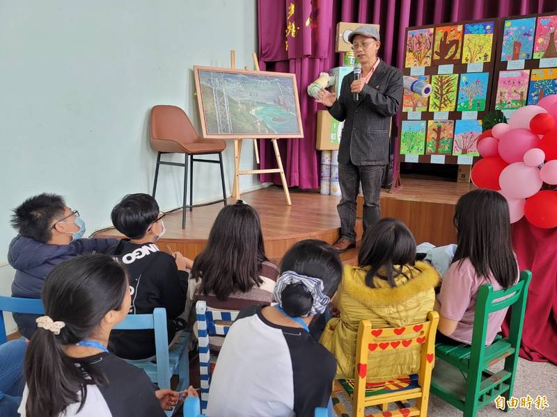 僑育國小邀請展覽作品之一「海角樂園」原創者、本土寫實藝術家連建興，到校與學生對談分享創作的理念。（記者彭健禮攝）