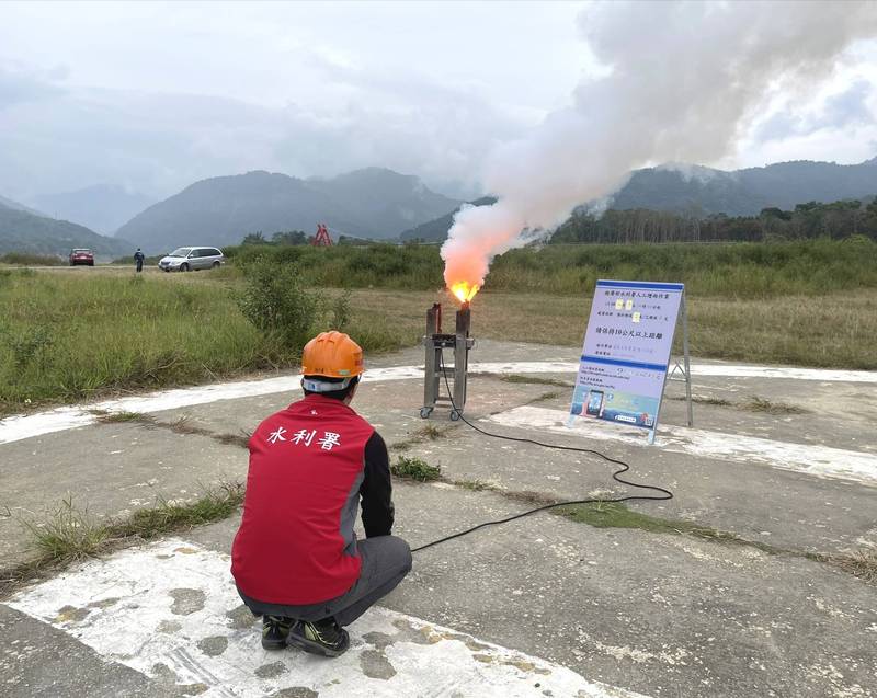 水利署在曾文水庫上游進行人工增雨作業。（記者吳俊鋒翻攝）