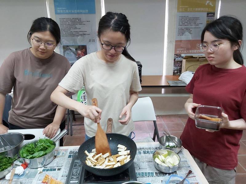 大學生為社區長輩設計野菜食譜。（屏東縣政府文化處提供）