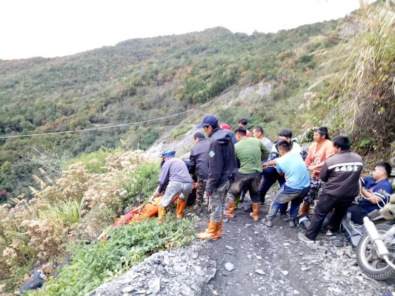 南投縣仁愛鄉能高越嶺道屯原登山口0.6公里處，發生民眾騎機車連人帶車墜落山谷意外，消防人員及熱心民眾以繩索協助救援。（民眾提供）