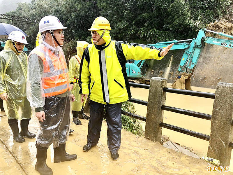Minister of Transportation and Communications Lin Chia-lung, second left, inspects a damaged section of railway between Ruifang and Houtong stations in New Taipei City yesterday.
Photo: Cheng Wei-chi, Taipei Times