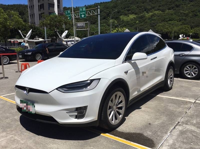 畫面曝光 特斯拉model X失控撞牆爆炸起火車主身亡 國際 自由時報電子報