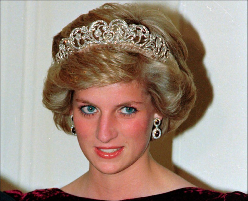 英國廣播公司將調查已故黛安娜王妃的1995年電視專訪是否有隱情。圖為黛妃1985年11月7日出席澳洲國宴。（美聯社資料照）