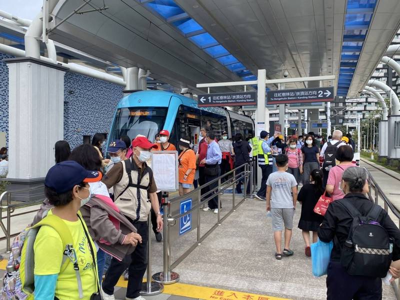 淡海輕軌藍海線通車後，帶動沿線人氣，平均日運量超過1萬7000人次，較通車前翻漲近1倍。（新北捷運公司提供）