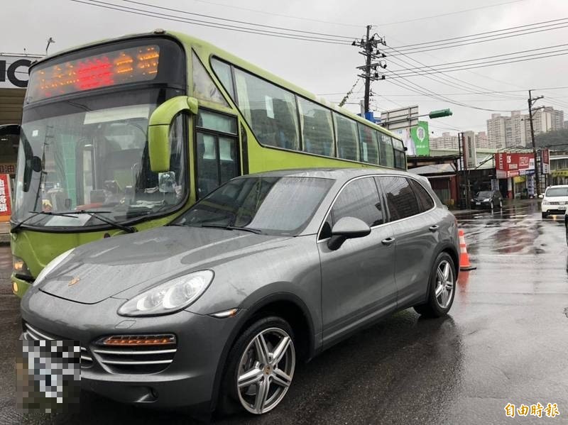 一輛保時捷休旅車「凱燕」（Cayenne）今天午後在基隆市麥金路石皮瀨圓環前右轉時，與欲左轉的大都會客運發生碰撞。（記者林嘉東攝）