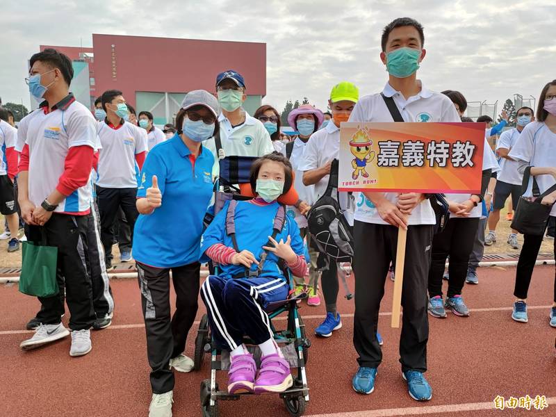 嘉義特殊教育學校學生坐輪椅參加。(記者王善嬿攝) 嘉義特殊教育學校學生坐輪椅參加。(記者王善嬿攝)