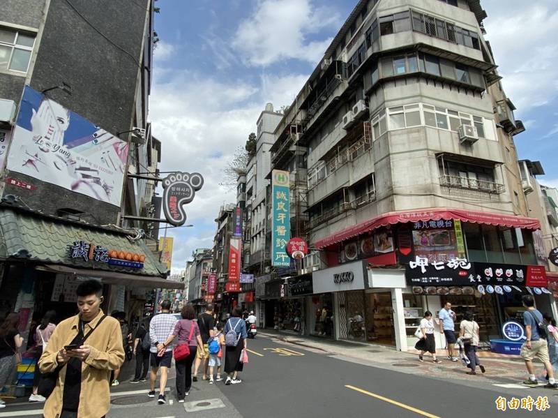 以國外觀光客為主的台北市永康商圈，人潮銳減超過5成，從今年3月起，已超過45間店關店。（記者楊心慧攝）