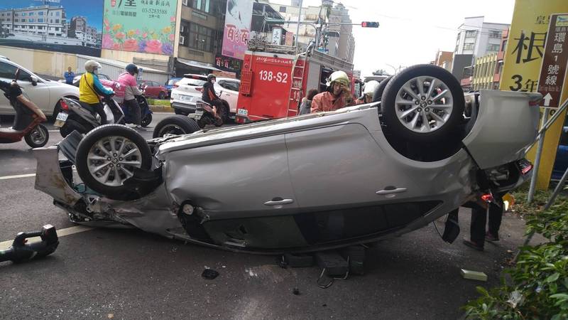 竹市轎車翻覆，波及2車4機車。（消防局提供）