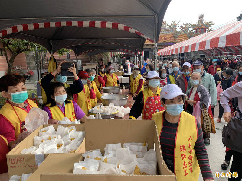 各種地瓜製品香氣四溢，民眾大排長龍等候享用美食。（記者陳恩惠攝）