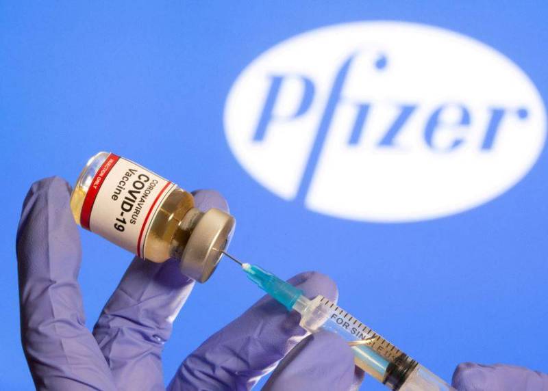 美國食品暨藥物管理局（FDA）於當地時間11日批准緊急使用輝瑞藥廠（Pfizer）和德國生技公司「BioNTech」共同研發的武漢肺炎疫苗。（路透）