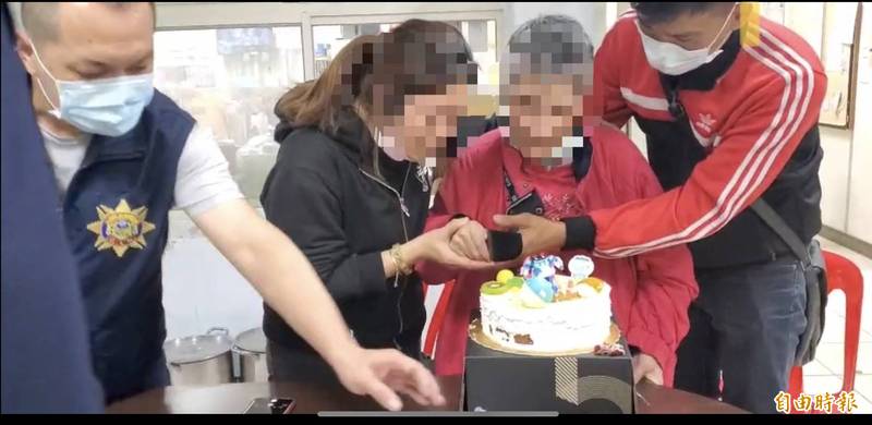 彰化高楊女士走失，20年後在花蓮玉里被尋獲，警方準備蛋糕慶祝重生跟一家團員（記者陳冠備攝）