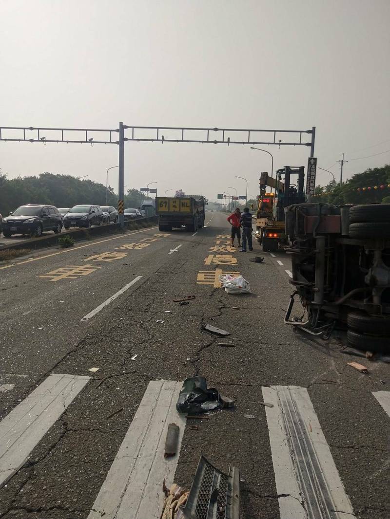 南市安南區公學路與安吉路口發生砂石車撞翻小貨車的車禍事故。（記者王俊忠翻攝）