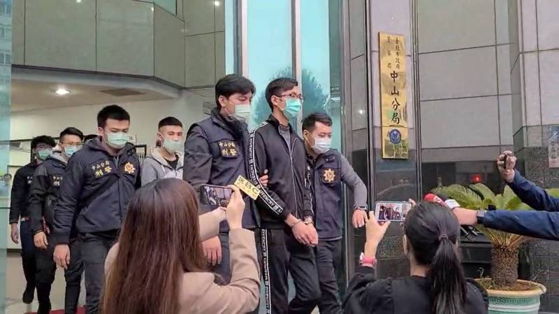 警方將朱嫌等4人送辦。（記者王冠仁翻攝）