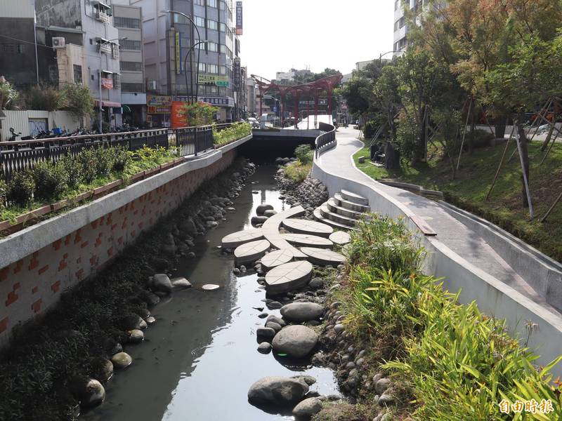 豐原葫蘆墩圳開蓋3年，市府今年首度未在此進行耶誕佈置。（記者歐素美攝）