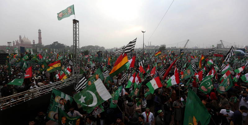 巴基斯坦13日進行萬人示威，要求總理伊姆蘭汗下台。（歐新社）