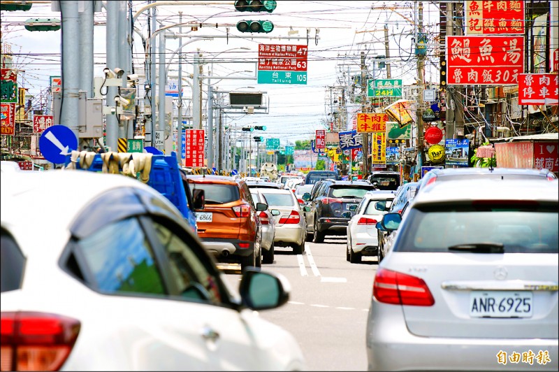 屏南快速道路將尋求新路廊進行可行性評估。圖為水底寮五叉路口，是南屏東最具代表性的交通熱點。（記者陳彥廷攝）