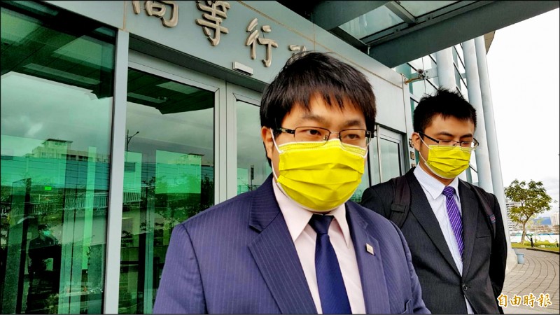 辜寬敏昨委託律師黃帝穎赴台北高等行政法院提起課予義務行政訴訟。（記者溫于德攝）