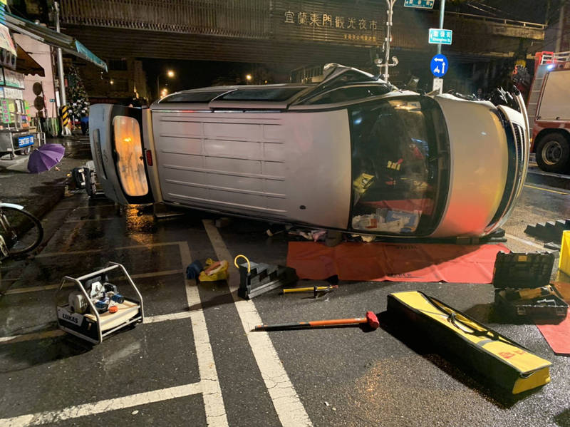 宜蘭市宜興路今天凌晨發生嚴重車禍。（記者林敬倫翻攝）