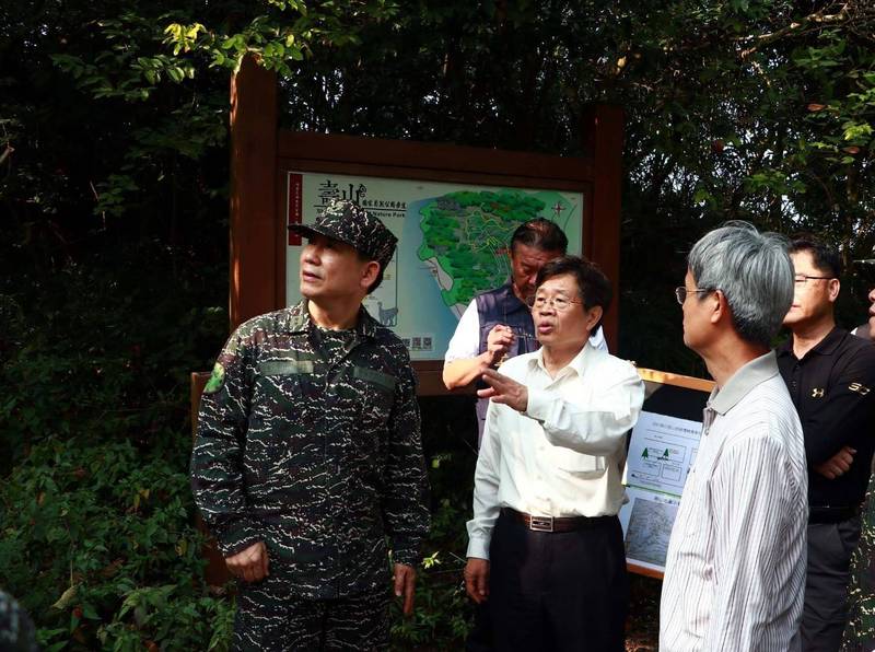 高市府秘書長楊明州勘查柴山靶場,海軍陸戰隊承諾左高靶場區域不再進行50機槍射擊訓練。(記者洪定宏翻攝) 高市府秘書長楊明州勘查柴山靶場,海軍陸戰隊承諾左高靶場區域不再進行50機槍射擊訓練。(記者洪定宏翻攝)