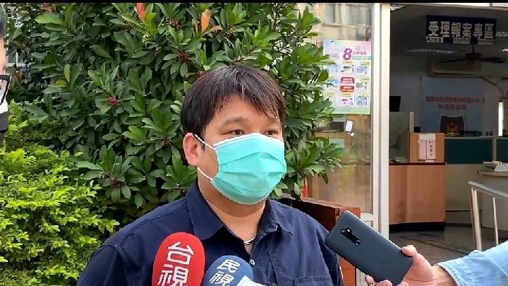 警員徐肇亨以大外割制伏醉漢。（記者洪定宏翻攝）