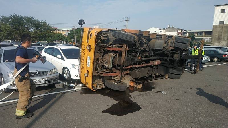 拖吊車吊掛報廢車時不慎翻車壓傷拖吊車司機。（記者王俊忠翻攝）