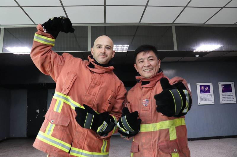 鄭宏輝（右）邀吳鳳體驗消防工作，招募義消生力軍。（記者蔡彰盛翻攝）